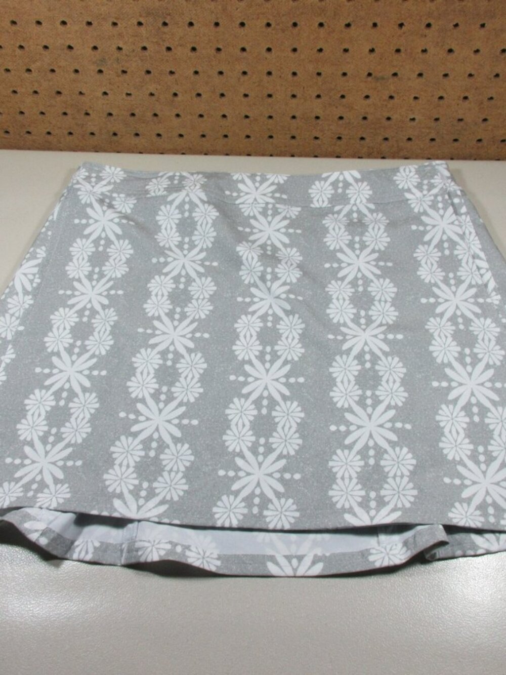 RipSkirt womens gray an white geometric wrap Hawaiian Cover swim skirt M EUC